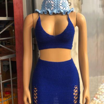 Ensemble 3 piece top et jupe bleu fonce et chapeau blanc et bleu clair