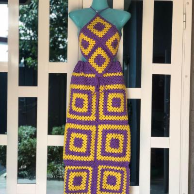 Ensemble top et jaupe motif carre mauve et jaune
