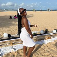 Robe blanche mi longue de cote